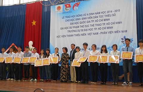 Quỹ Vừ A Dính trao 220 suất học bổng cho HS-SV