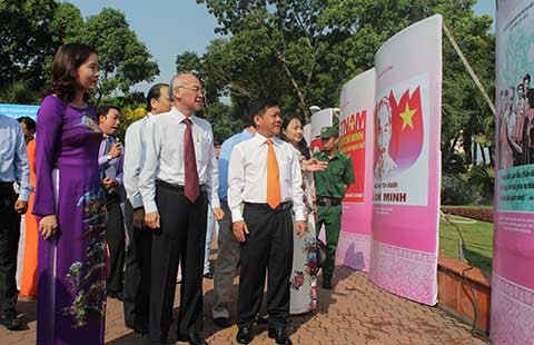 Triển lãm tranh cổ động chào mừng ngày thống nhất đất nước