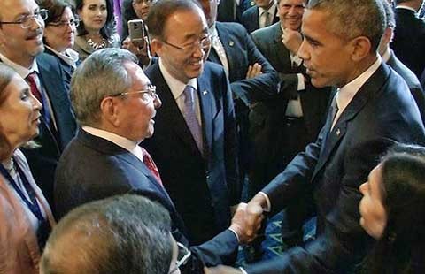 Cái bắt tay lịch sử Obama - Castro