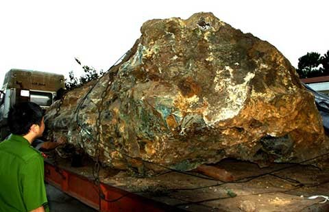 Tự khai thác hòn đá 30 tấn trong vườn nhà: Bị phạt 550 triệu đồng