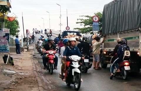 Cầu ‘treo’ đẩy cảng cá vào thế khó
