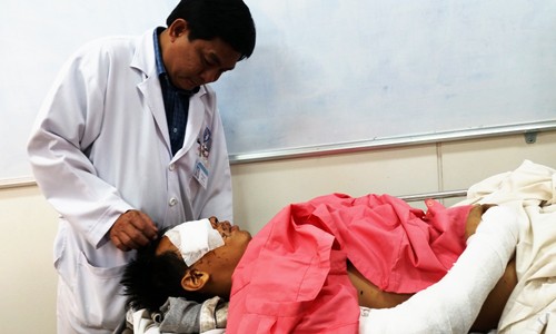 Hai công nhân gãy chân, hỏng mắt do ống khí phát nổ
