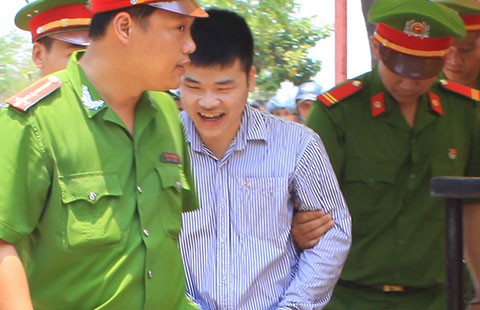 Nhận án tử, sát thủ 20 tuổi vẫn mỉm cười