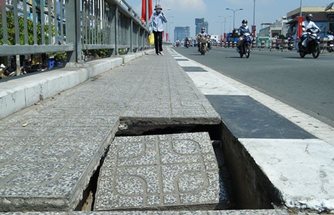 Hố trên cầu bẫy người đi đường