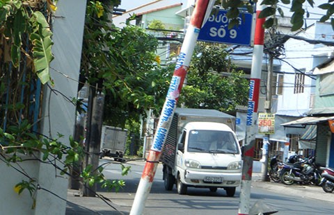 Cột biển báo nghiêng ra đường