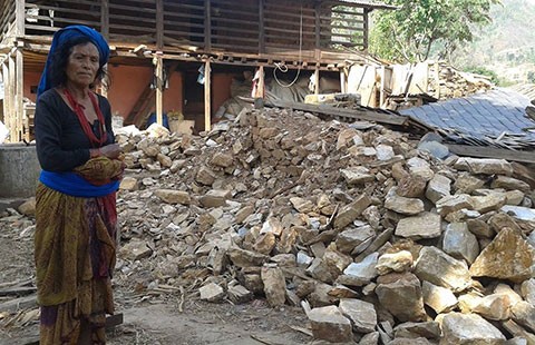 Nepal chia rẽ, cứu trợ trì trệ
