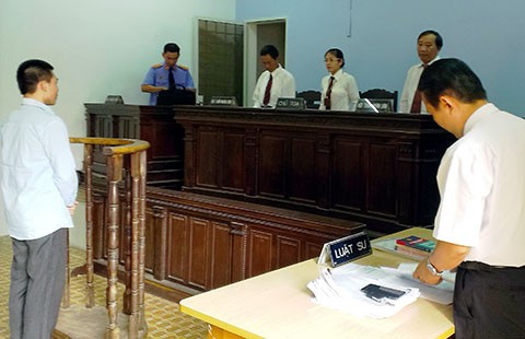 Một nghi can chỉ được năm luật sư bào chữa?