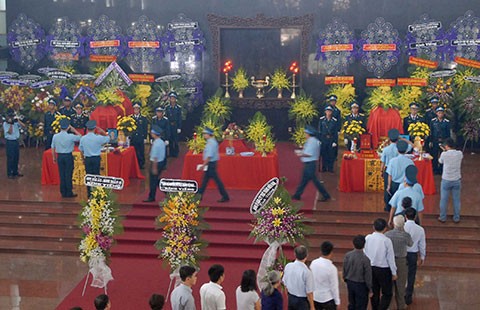 Đông đảo đồng đội, người dân tiễn đưa hai phi công hy sinh trên biển
