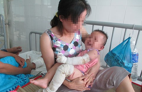 Đổ xăng đốt vợ, hại mình, hại cả con