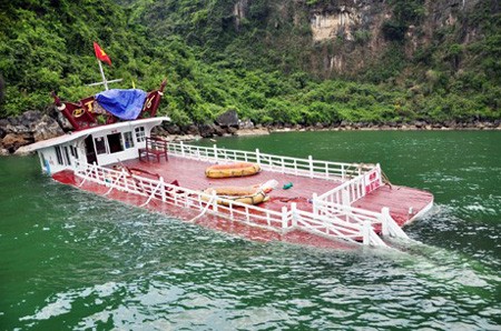 Khẩn trương điều tra vụ chìm tàu du lịch trên vịnh Hạ Long