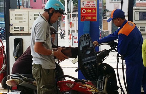 Tăng hay ghìm giá xăng dầu?
