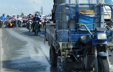 Xe ba bánh chở bồn xi măng bể làm nhiều người bị té