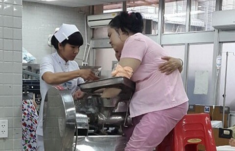 Mang nạn nhân cùng máy xay thịt đi cấp cứu