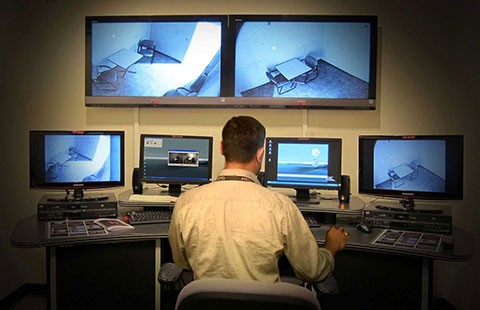 Gắn camera để bảo vệ nghi phạm khỏi nhục hình