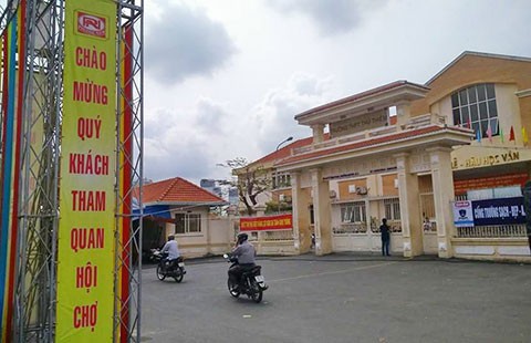 Hội chợ vẫn chừa lối đi cho học sinh đến trường