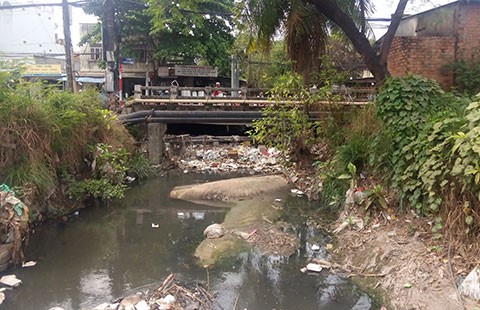 Biên Hòa: Dài cổ chờ nạo suối chống ngập