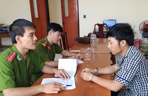 Bắt kẻ trốn truy nã về quê hỏi vợ