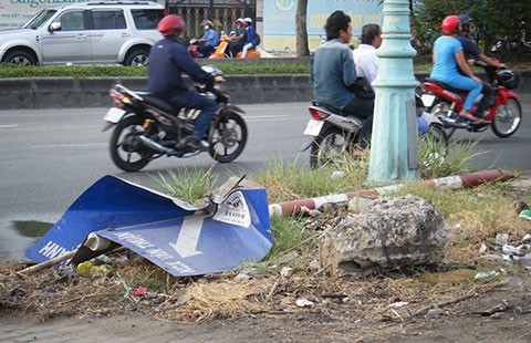 Cột biển báo giao thông gãy đổ trông khó coi