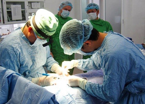 Tái tạo bộ phận sinh dục cho bảy trẻ