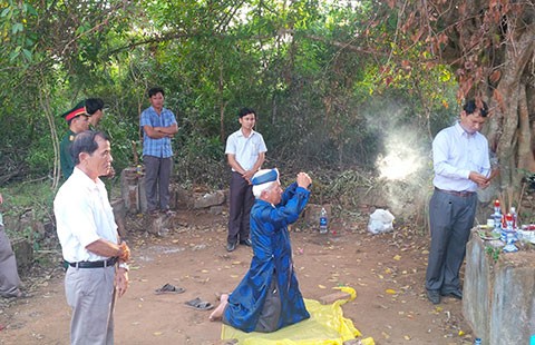 Chuyển vụ xúc 400 ngôi mộ sang công an xử lý