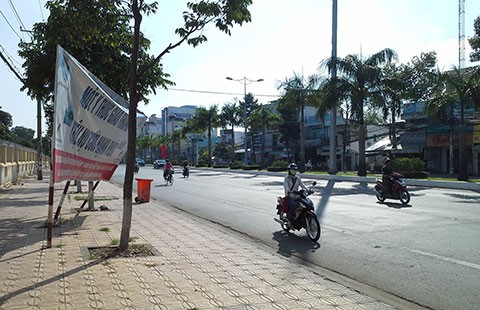 Bảng tuyên truyền giao thông nghiêng ngả