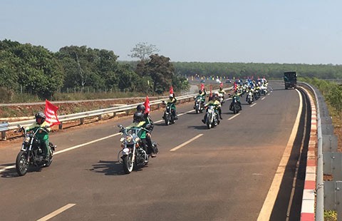 Mô tô vào cao tốc: Người ưng, người lo