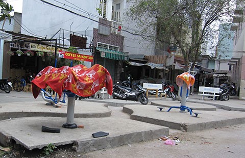 Phơi đồ trên dụng cụ tập thể dục nơi công cộng