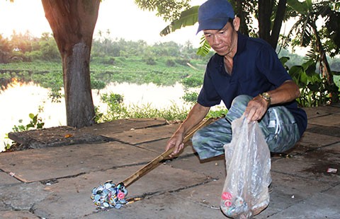 Ông bảo vệ dân phố lượm ve chai, mua gạo cho người nghèo