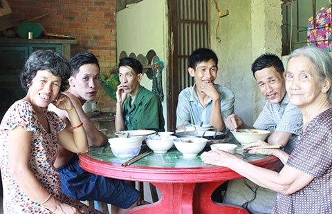 Mẹ già và đàn con suốt ngày chỉ biết ‘cười’