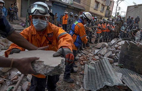 Nepal vừa tìm kiếm thi thể vừa cứu trợ nạn nhân động đất