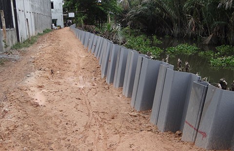 Yêu cầu kiểm điểm vụ đê bao cừ nhựa mới làm đã nghiêng