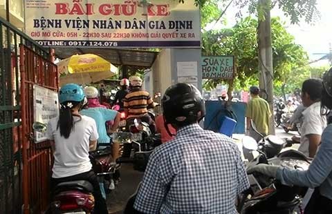 Bãi xe bệnh viện thu phí trên trời