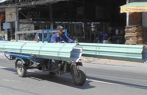Kinh hãi với xe ba bánh chở vật liệu