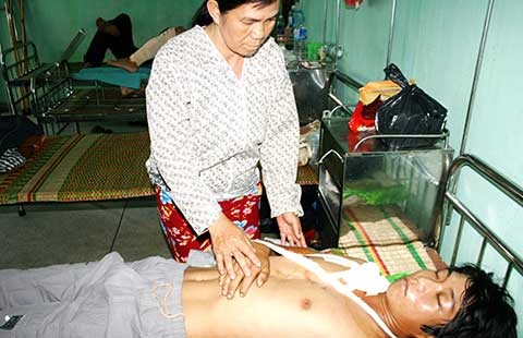 Hai công an rượt ba thanh niên té phải giải trình