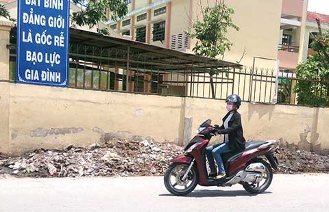 Thầy trò nín thở vì bãi rác