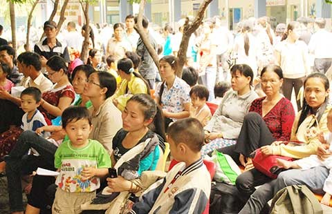 Nhân viên BV bán vé khám bệnh giả