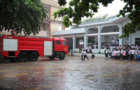 Cháy trường, học sinh tháo chạy tán loạn