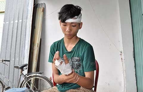 Xông vào UBND phường chém người: Man rợ và côn đồ!