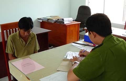 Ghen tuông dùng xăng đốt bạn gái