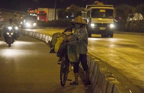Hai mẹ con mưu sinh trong đêm