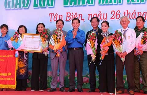 Cựu đoàn viên R đón nhận danh hiệu anh hùng