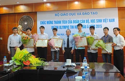 Học sinh cấp 3 tập làm nhân viên siêu thị