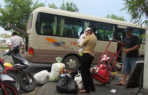 Đến lúc sống chung với xe ‘dù’, bến 'cóc'?