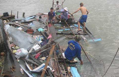 Sạt lở đường, một nam sinh thoát chết
