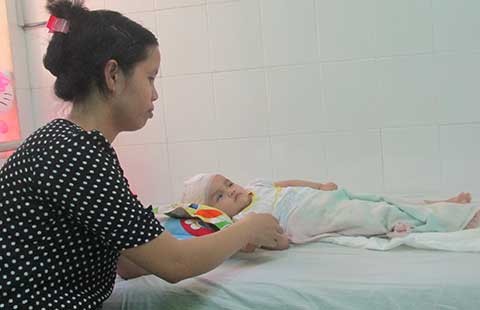 Cháu bé ở nhà giữ trẻ không phép bị chấn thương sọ não