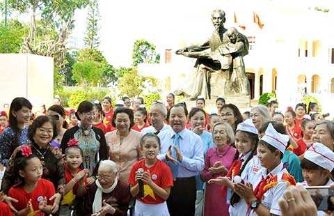 Cung thỉnh tượng Bác Hồ với thiếu nhi về Nhà thiếu nhi TP.HCM