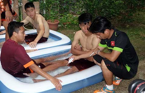 Ai giấu bài ai?