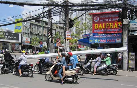 Ớn lạnh với xe máy chở cây nhôm