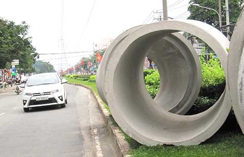 Ống cống lao xuống đường bất cứ lúc nào