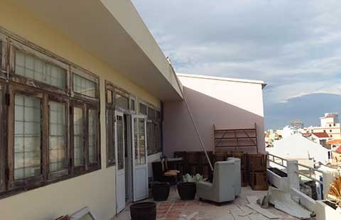 Yêu cầu sớm đập nhà nghỉ trên… phòng học